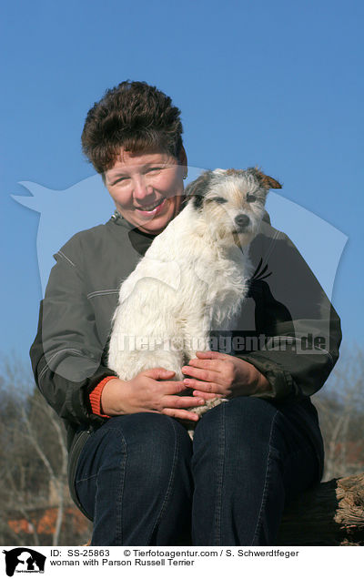 Frau mit Parson Russell Terrier / woman with Parson Russell Terrier / SS-25863