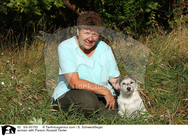 Frau mit Parson Russell Terrier / woman with Parson Russell Terrier / SS-30155