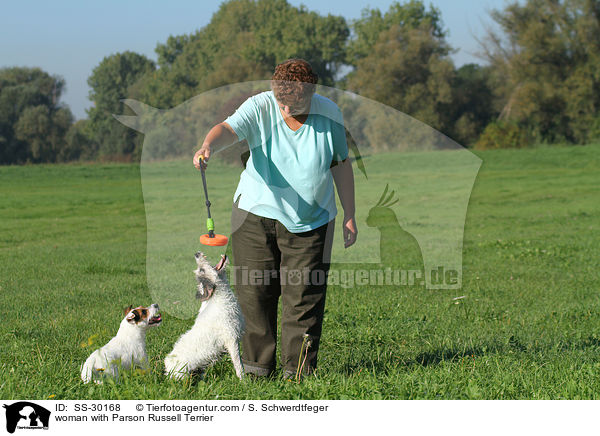 Frau mit Parson Russell Terriern / woman with Parson Russell Terrier / SS-30168