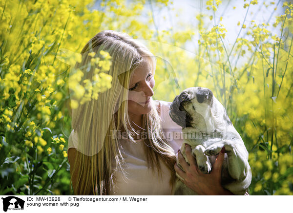 junge Frau mit Mops / young woman with pug / MW-13928