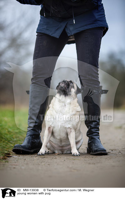 junge Frau mit Mops / young woman with pug / MW-13938