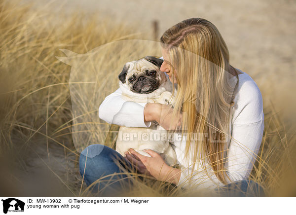 young woman with pug / MW-13982
