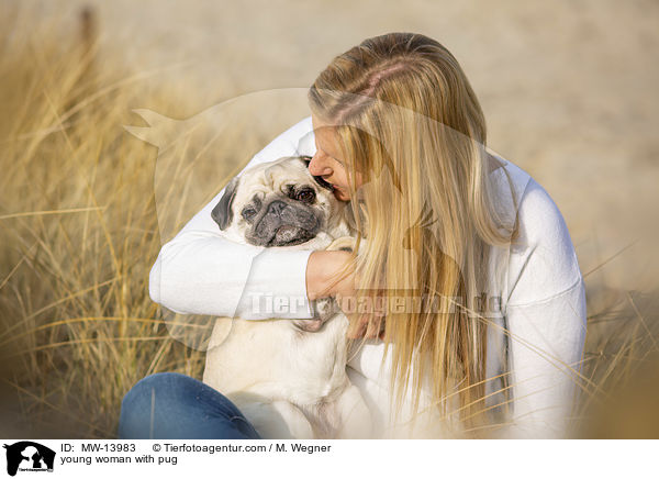 junge Frau mit Mops / young woman with pug / MW-13983