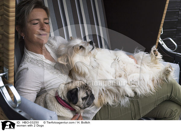 Frau mit 2 Hunden / woman with 2 Dogs / HBO-03250