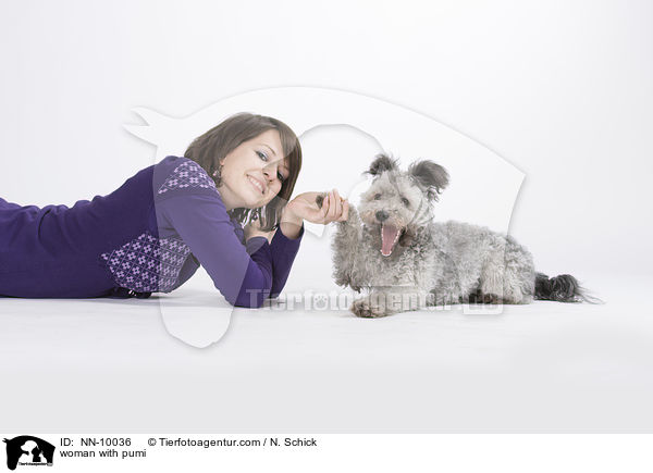 Frau mit Pumi / woman with pumi / NN-10036