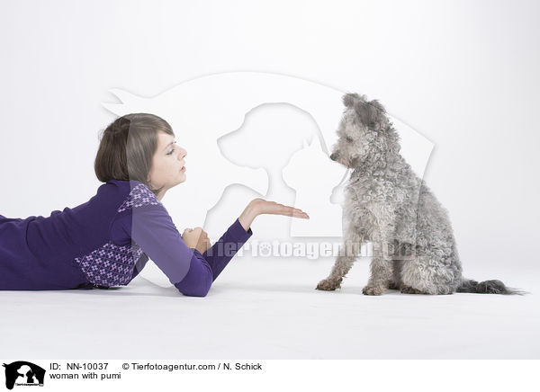 Frau mit Pumi / woman with pumi / NN-10037