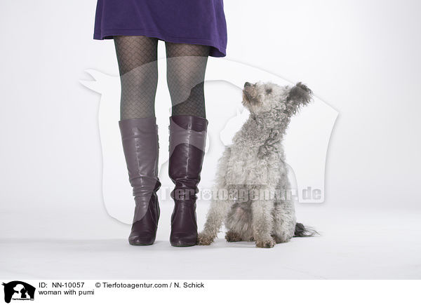 Frau mit Pumi / woman with pumi / NN-10057