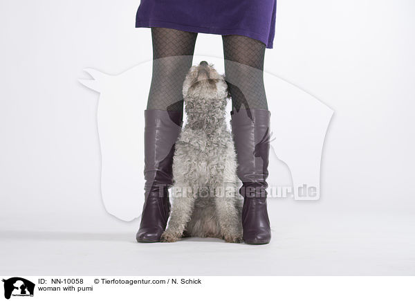 Frau mit Pumi / woman with pumi / NN-10058