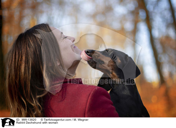 Kaninchendackel mit Frau / Rabbit Dachshund with woman / MW-13820