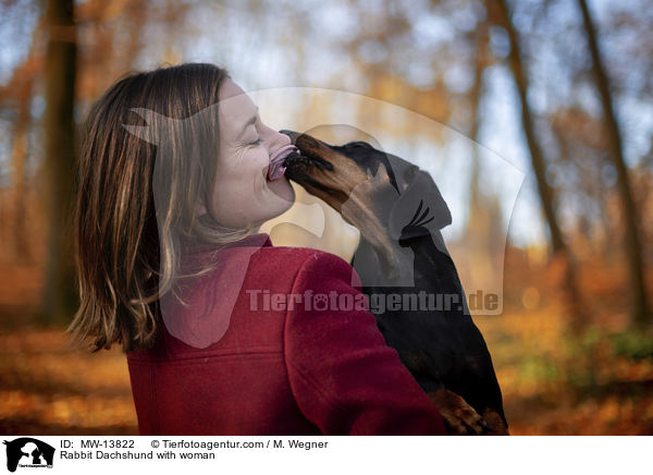 Kaninchendackel mit Frau / Rabbit Dachshund with woman / MW-13822