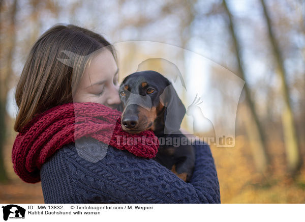 Kaninchendackel mit Frau / Rabbit Dachshund with woman / MW-13832