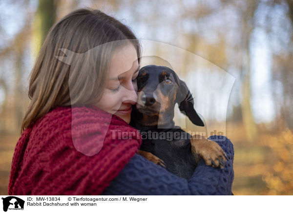 Kaninchendackel mit Frau / Rabbit Dachshund with woman / MW-13834