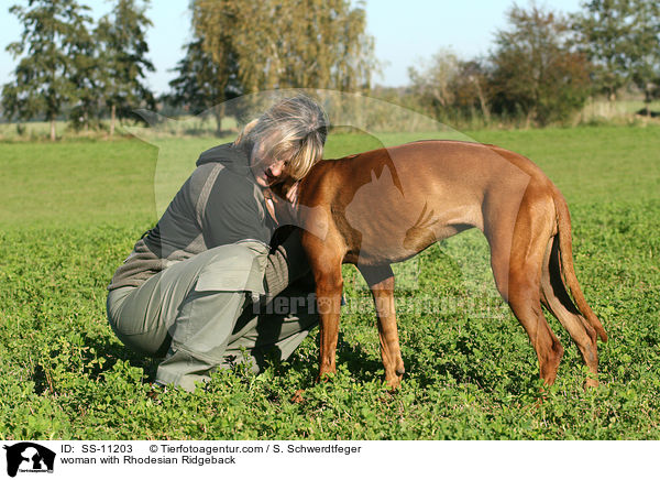 Frau mit Rhodesian Ridgeback / woman with Rhodesian Ridgeback / SS-11203