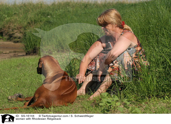 woman with Rhodesian Ridgeback / SS-16144