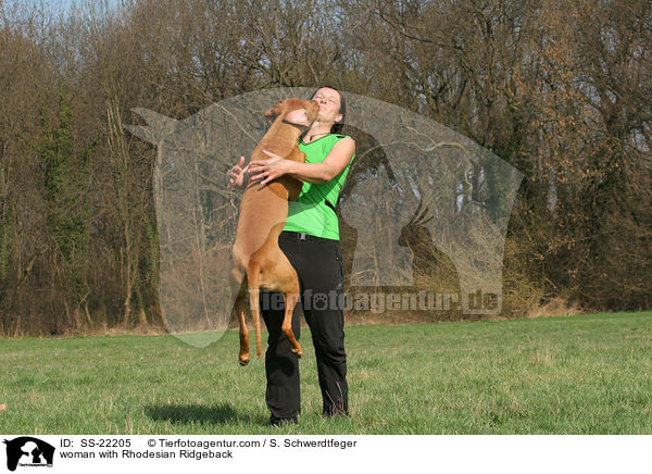 Frau mit Rhodesian Ridgeback / woman with Rhodesian Ridgeback / SS-22205