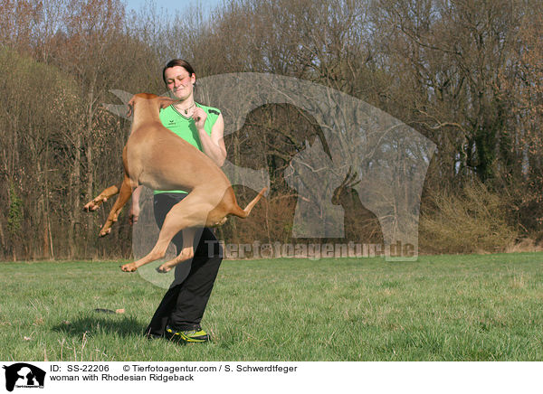 Frau mit Rhodesian Ridgeback / woman with Rhodesian Ridgeback / SS-22206