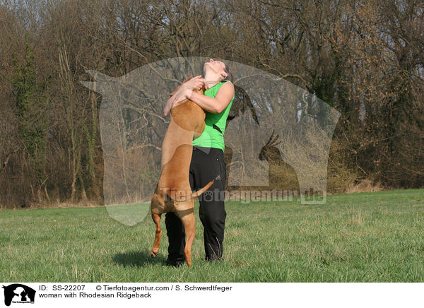 Frau mit Rhodesian Ridgeback / woman with Rhodesian Ridgeback / SS-22207