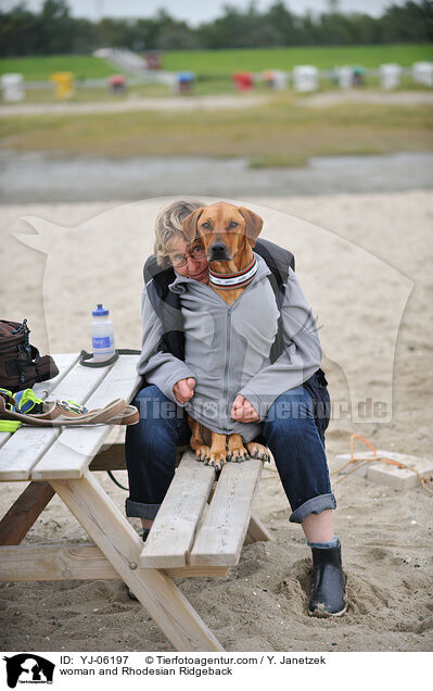 Frau und Rhodesian Ridgeback / woman and Rhodesian Ridgeback / YJ-06197