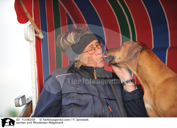 Frau und Rhodesian Ridgeback / woman and Rhodesian Ridgeback / YJ-06209