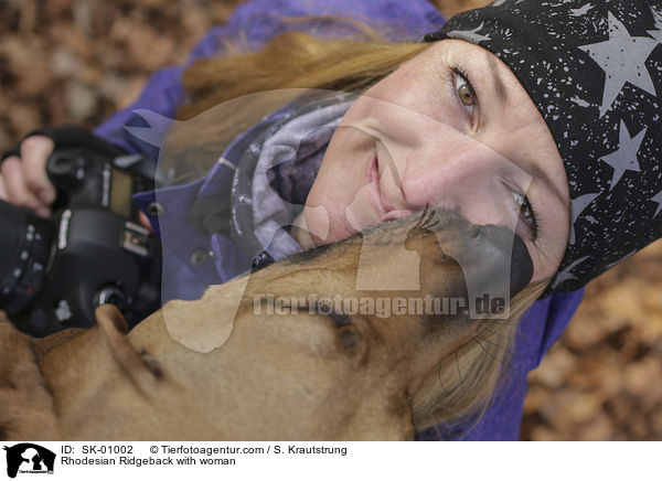 Rhodesian Ridgeback mit Frau / Rhodesian Ridgeback with woman / SK-01002