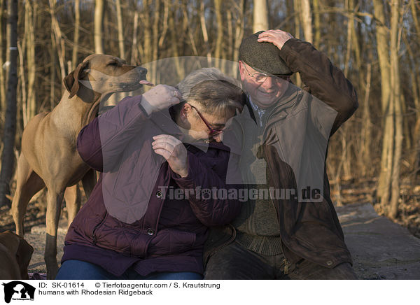 Menschen mit Rhodesian Ridgeback / humans with Rhodesian Ridgeback / SK-01614