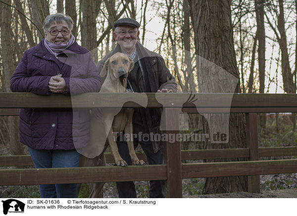 Menschen mit Rhodesian Ridgeback / humans with Rhodesian Ridgeback / SK-01636