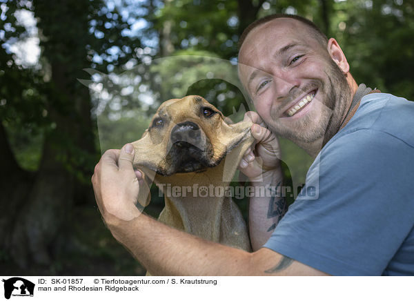 Mann und Rhodesian Ridgeback / man and Rhodesian Ridgeback / SK-01857