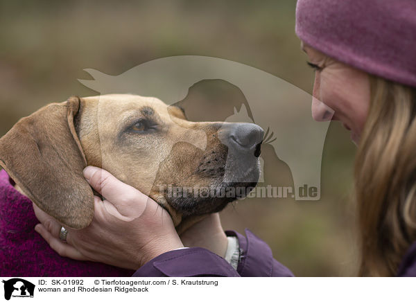 Frau und Rhodesian Ridgeback / woman and Rhodesian Ridgeback / SK-01992