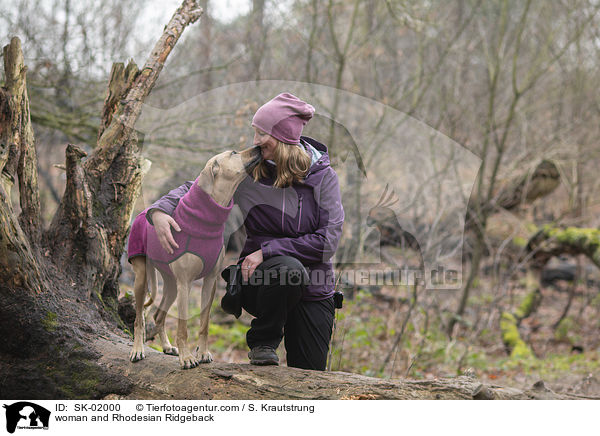 Frau und Rhodesian Ridgeback / woman and Rhodesian Ridgeback / SK-02000