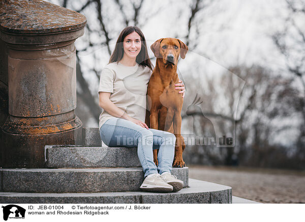 Frau und Rhodesian Ridgeback / woman and Rhodesian Ridgeback / JEB-01004