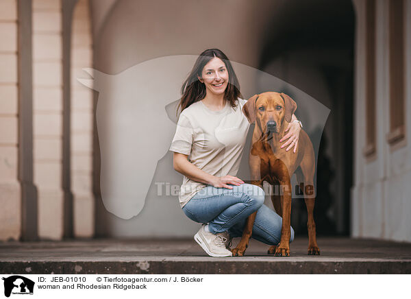 Frau und Rhodesian Ridgeback / woman and Rhodesian Ridgeback / JEB-01010