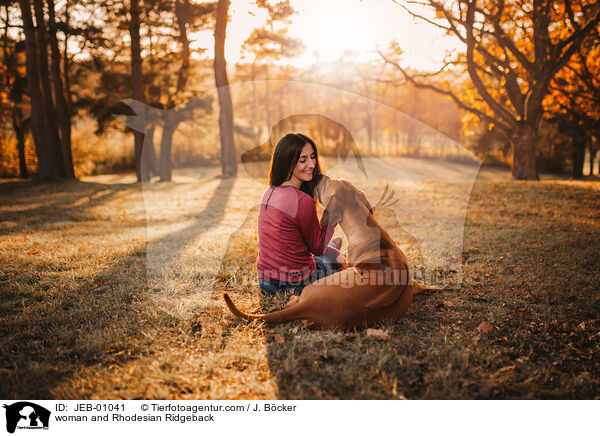 Frau und Rhodesian Ridgeback / woman and Rhodesian Ridgeback / JEB-01041