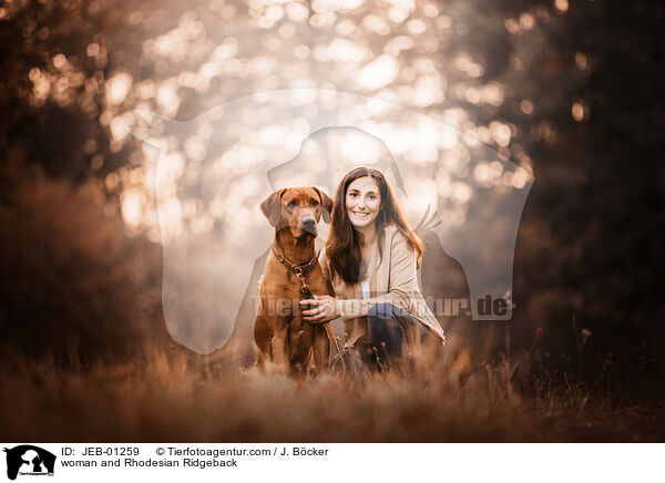 Frau und Rhodesian Ridgeback / woman and Rhodesian Ridgeback / JEB-01259