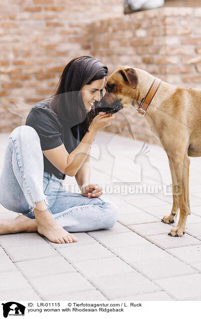 junge Frau mit Rhodesian Ridgeback / young woman with Rhodesian Ridgeback / LR-01115