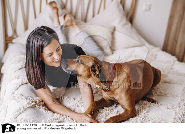 junge Frau mit Rhodesian Ridgeback / young woman with Rhodesian Ridgeback / LR-01120