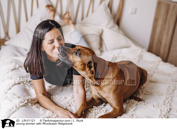 junge Frau mit Rhodesian Ridgeback / young woman with Rhodesian Ridgeback / LR-01121