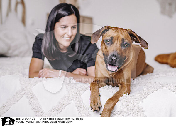 junge Frau mit Rhodesian Ridgeback / young woman with Rhodesian Ridgeback / LR-01123