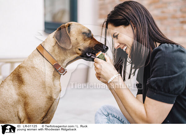 junge Frau mit Rhodesian Ridgeback / young woman with Rhodesian Ridgeback / LR-01125