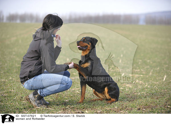 Frau und Rottweiler / woman and Rottweiler / SST-07621