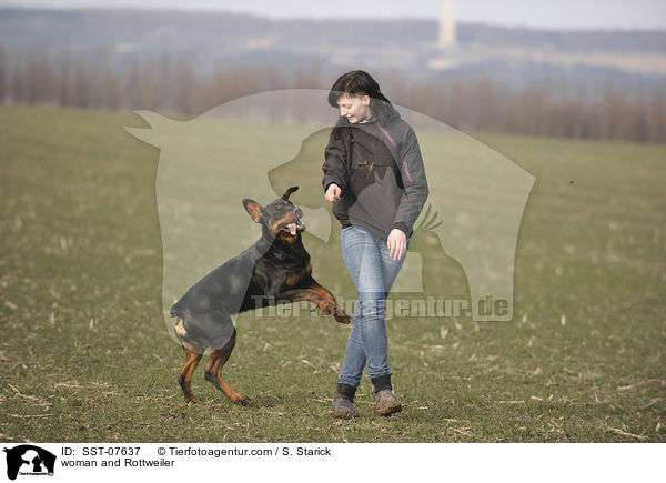 Frau und Rottweiler / woman and Rottweiler / SST-07637