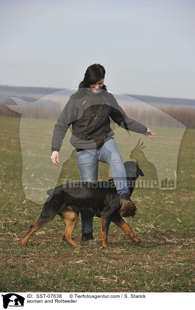 Frau und Rottweiler / woman and Rottweiler / SST-07638