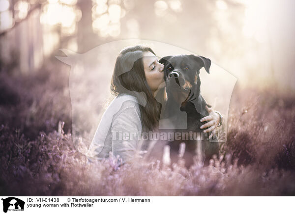 junge Frau mit Rottweiler / young woman with Rottweiler / VH-01438