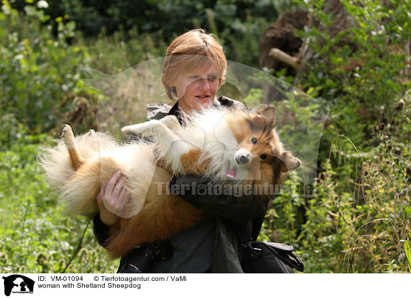 Frau mit Sheltie / woman with Shetland Sheepdog / VM-01094