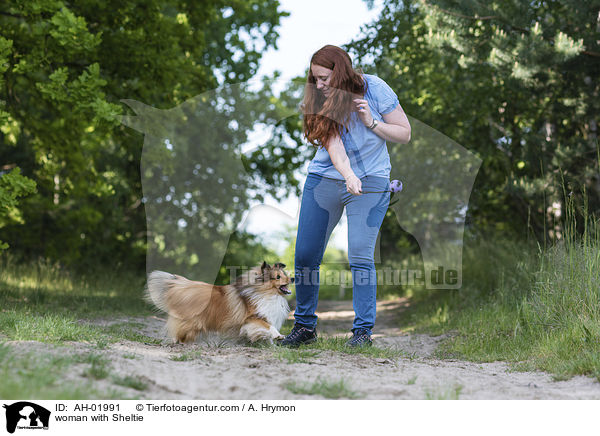 Frau mit Sheltie / woman with Sheltie / AH-01991