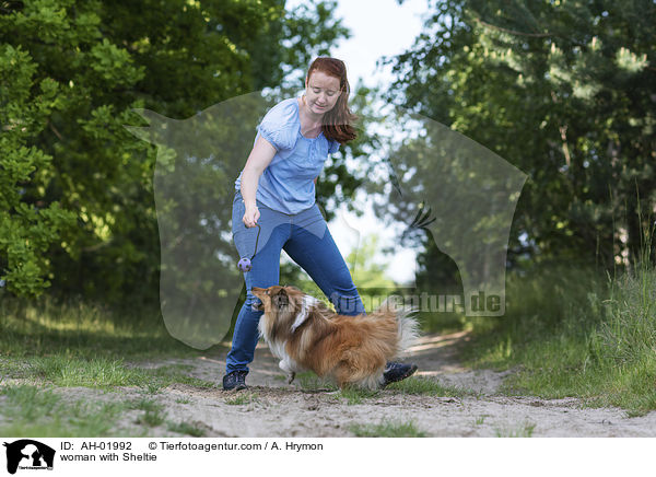 Frau mit Sheltie / woman with Sheltie / AH-01992