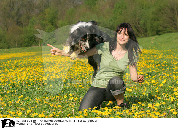 Frau und Altdeutscher Tiger beim Dogdance / woman and Tiger at dogdance / SS-50416