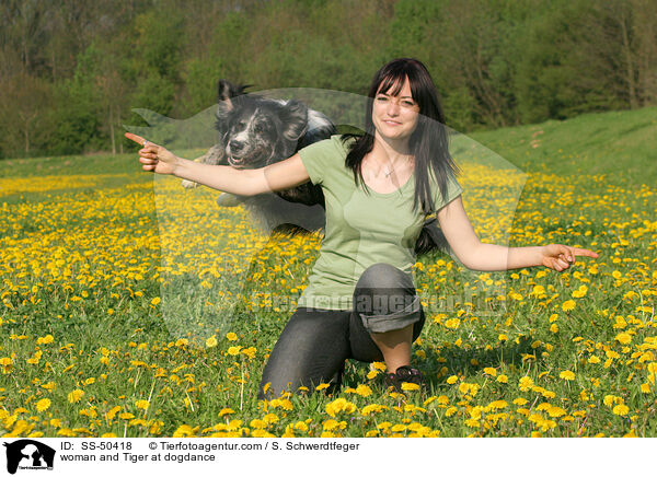 Frau und Altdeutscher Tiger beim Dogdance / woman and Tiger at dogdance / SS-50418