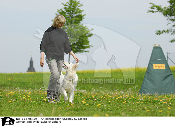 Frau und Weier Schweizer Schferhund / woman and white swiss shepherd / SST-05129