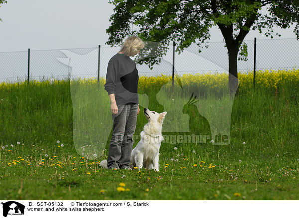 Frau und Weier Schweizer Schferhund / woman and white swiss shepherd / SST-05132