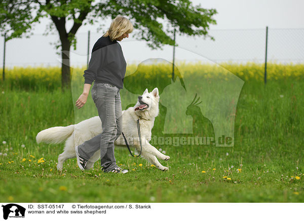 Frau und Weier Schweizer Schferhund / woman and white swiss shepherd / SST-05147